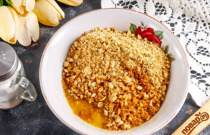 1. Этап. Сливовый чизкейк: В отдельной емкости растопите сливочное масло и всыпьте в емкость крошку печенья. Перемешайте.