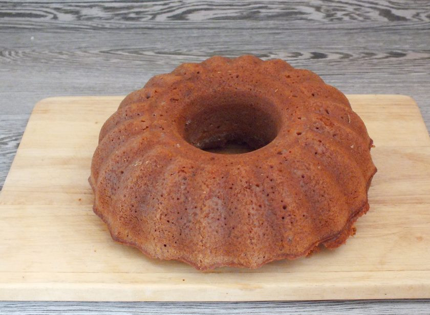 1. Этап. Кекс на смальце: По истечении времени готовность кекса проверьте деревянной шпажкой. Она должна быть сухой. Достаньте форму с кексом, прикройте полотенцем и оставьте на 20 минут. После извлеките из формы на блюдо или доску. Полностью охладите.