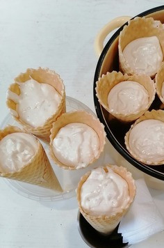 1. Этап. Кофейно-ореховый чизкейк в рожке: Рожки установить вертикально и наполнить получившимся чизкейком