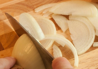 1. Этап. Суп с курицей и гречкой: Чистим и нарезаем лук полукольцами.