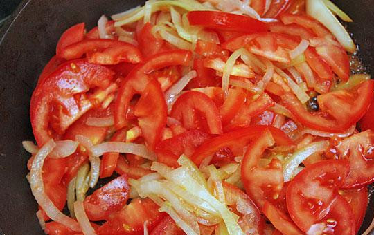 1. Этап. Дорада с овощами: Обжариваем в масле лучок (до прозрачности), затем добавляем помидоры и тушим еще 3-4 минуты до мягкости помидоров.