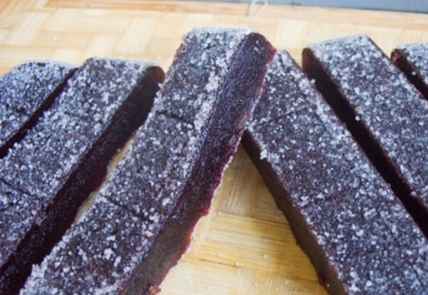 1. Этап. Мармелад из сливы: Нарежьте кусочками, обваляйте в сахаре и подайте на стол.