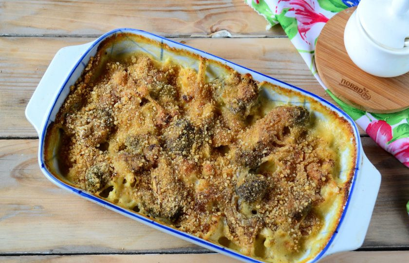 1. Этап. Гратен из цветной капусты и брокколи: Запекайте гратен в духовке при температуре 180 градусов 20 минут.