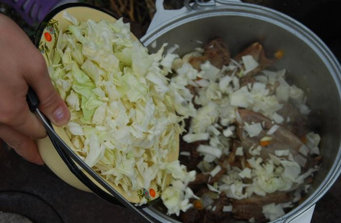 1. Этап. Шулюм из баранины на природе: 3. Когда и овощи обжарятся, - добавим капусту, и огонь, по возможности, начинаем убавлять, чтобы до конца готовки блюдо доходило уже на углях.