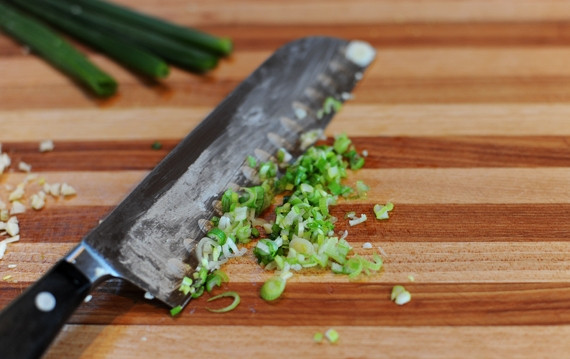 1. Этап. Чесночные гренки с сыром: 3. Измельчите зеленый лук.