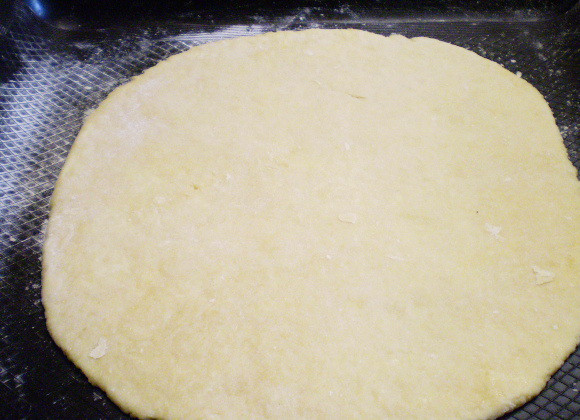 1. Этап. Печенье с начинкой: 7. Через час включаем духовку на 200 градусов. Тесто раскатываем на силиконовом коврике или промасленной бумаге. Толщина не более 1 см.