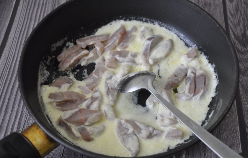 1. Этап. Пенне с лососем: Добавьте в сливки рыбу.