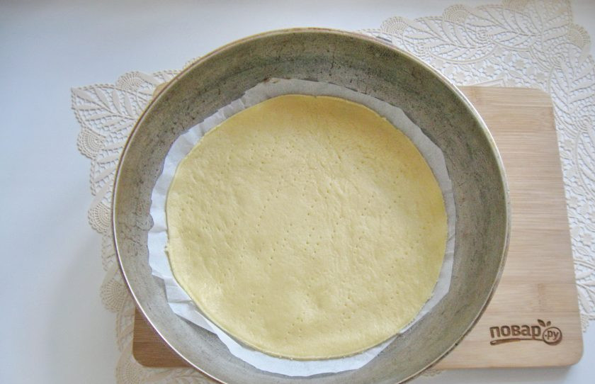 1. Этап. Сметанный торт с медовыми коржами: После разделите тесто на 6-8 кусочков. Каждый кусочек раскатайте в тонкий пласт. Выложите в сковороду с пергаментом. Диаметр моей сковороды 20 см. Наколите тесто вилкой.