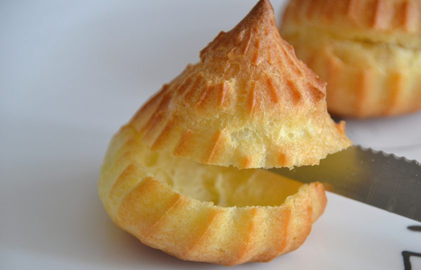 1. Этап. Профитроли с масляным кремом: Начинить профитроли масляным кремом можно двумя способами, через прокол или через надрез. В данном рецепте использован второй способ.