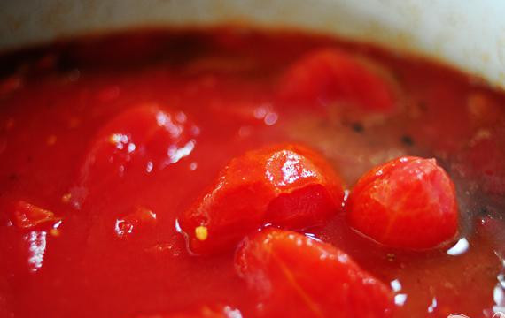 1. Этап. Курица с помидорами и чесноком: Добавить томатную пасту.