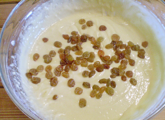 1. Этап. Кексики с изюмом: 7. Проследите, чтобы в тесте не было комочков. Введите изюм, чем больше - тем вкуснее, я еще добавила в процессе.