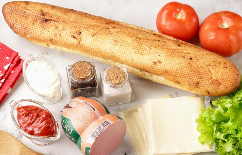 1. Этап. Праздничные бутерброды Змейка: Подготовьте все ингредиенты. У меня небольшой багет с жареным луком, весом где-то 250 грамм. Если у вас планируется большое количество гостей, можно взять 2 или большее количество штук, увеличив количество ингредиентов для начинки.