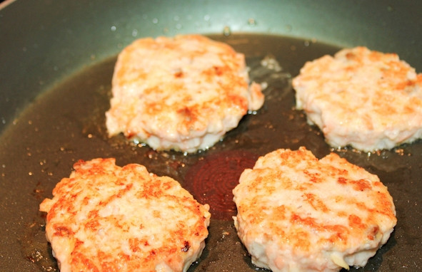 1. Этап. Рыбные котлеты из горбуши: Из приготовленного фарша делаем небольшие котлетки и обжариваем их в разогретом растительном масле до золотистого цвета.