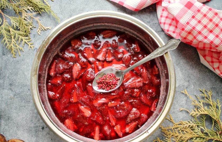 1. Этап. Варенье из клубники с розовым перцем: Добавьте в варенье розовый перец и перемешайте.