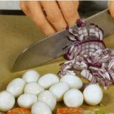 1. Этап. Салат из ананаса с креветками: В кастрюле вскипятить подсоленную воду. Не размораживая, поло- жить креветки и варить 4 мин. Откинуть на дуршлаг, остудить. Очистить от панциря. Лук очистить, яблоки вымыть, нарезать кубиками. Яйца отварить и очистить.