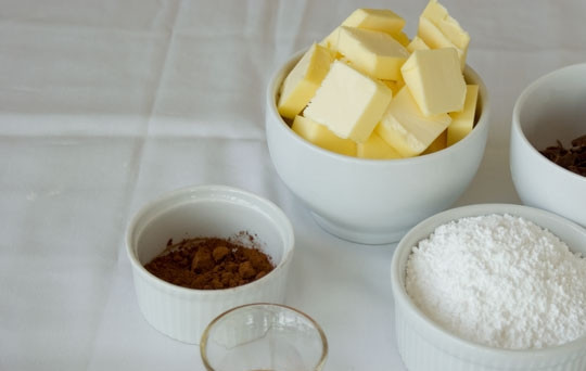 1. Этап. Бисквитный торт с шоколадом: 11. Пока остывает корж, можно заняться кремом. Подготовьте все ингредиенты, которые вам потребуются.