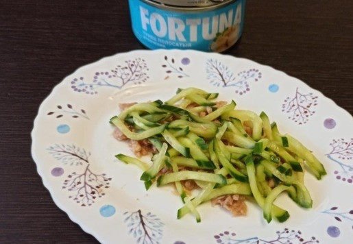 1. Этап. Салат Дыхание дракона: На тунца распределить огуречную соломку.