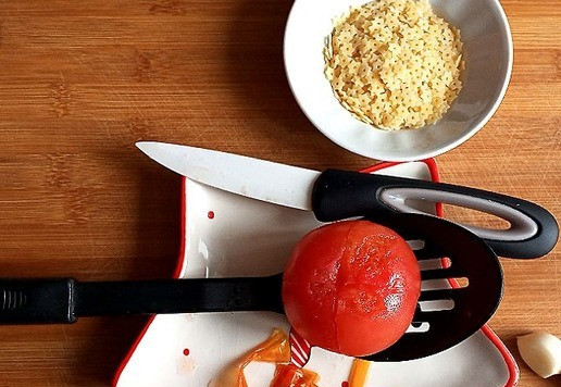 1. Этап. Новогодний минестроне: Поместите помидор на ложку шумовку и ошпарьте кипятком. Затем облейте холодной водой. Так кожица очень легко снимется с него.