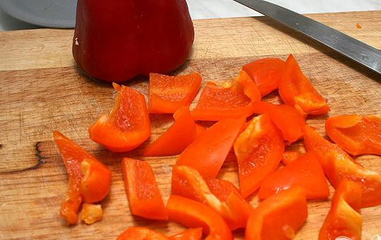 1. Этап. Шурпа: 4. Крупно нарезать болгарский перец и добавить в кастрюлю. Варить 15 минут.