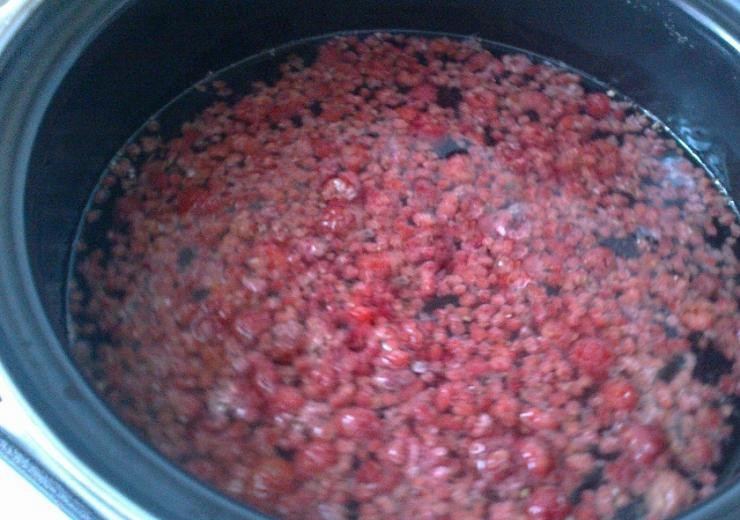 1. Этап. Компот из замороженной малины: 2. Закипятите воду, бросьте в нее размерзшиеся ягоды малины. Доведите до кипения на среднем огне.