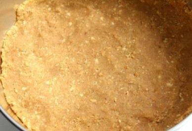 1. Этап. Чизкейк со сливочным сыром: Размешиваем крошку с маслом, плотно утрамбовываем получившуюся массу по дну и формируем бортики. Запекаем в разогретой духовке 10 минут при температуре 160 градусов. Затем остужаем.