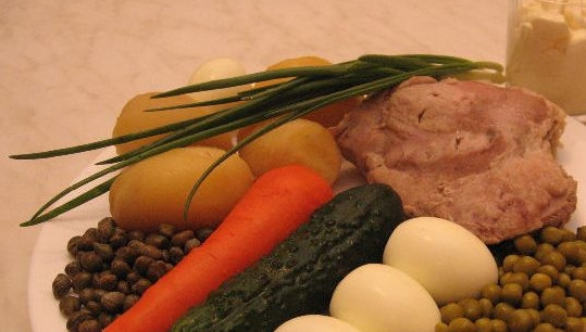 1. Этап. Салат Оливье с индейкой: Отварите овощи и мясо индейки перед их нарезанием. Индейку отваривайте с перцем и лавровым листом, картошку — в мундире, а яйца – вкрутую.