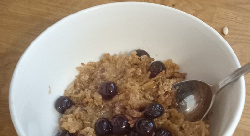 1. Этап. Рисовый пудинг с корицей и черникой: Разогреть гриль до 240С. Посыпать пудинг оставшейся корицей. Поставить пудинг под гриль на 3-4 минуты до образования хрустящей корочки и размягчения ягод черники. Можно подавать. Приятного аппетита.