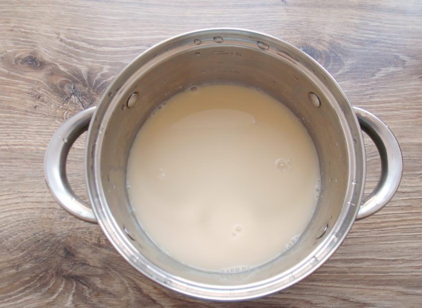 1. Этап. Овсяный кисель из цельного овса: Покройте кастрюлю чистой тканью и поставьте ее в прохладное место на 1.5 суток. Затем перемешайте и процедите через несколько слоев марли, отожмите.