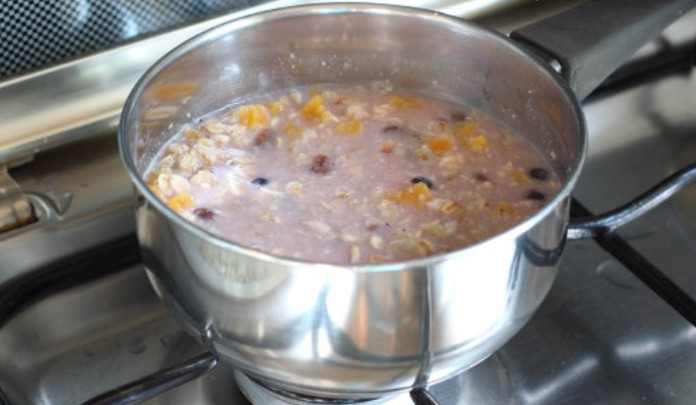 1. Этап. Каша на воде с сухофруктами: Тщательно все перемешиваем. Накрываем кастрюлю крышкой и оставляем на 10 минут.