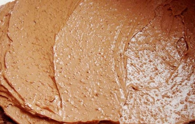 1. Этап. Торт марика: Теперь сборка торта: тут главное, чтобы рулет и коржи были одного диаметра. Первый корж смажьте кремом.