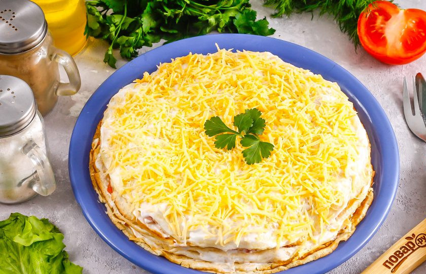 1. Этап. Блинный торт с ветчиной и сыром: После пропитывания украсьте блюдо по вкусу и подайте его к столу.