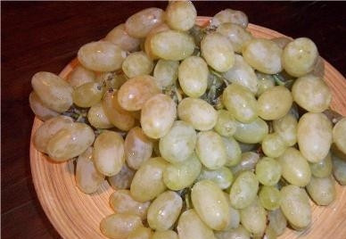 1. Этап. Варенье из белого винограда с косточками: Тщательно промываем виноград. Можно замочить его на пару часов в воде, а потом уже помыть каждую ягодку отдельно.