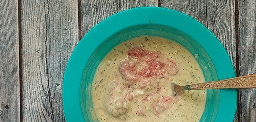 1. Этап. Закусочные маффины с фаршем индейки: Добавить фарш. Тшательно перемешать.