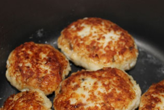 1. Этап. Котлеты из щуки в мультиварке: Затем переверните котлеты и оставьте их жариться с другой стороны еще на 20 минут. Готовое блюдо украсьте свежей зеленью, и подайте на стол.