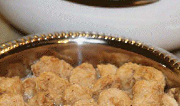 1. Этап. Соевое мясо в мультиварке: Кусочки соевого мяса замочите на 10 минут в кипятке. Затем воду слейте, а сою нужно отжать.