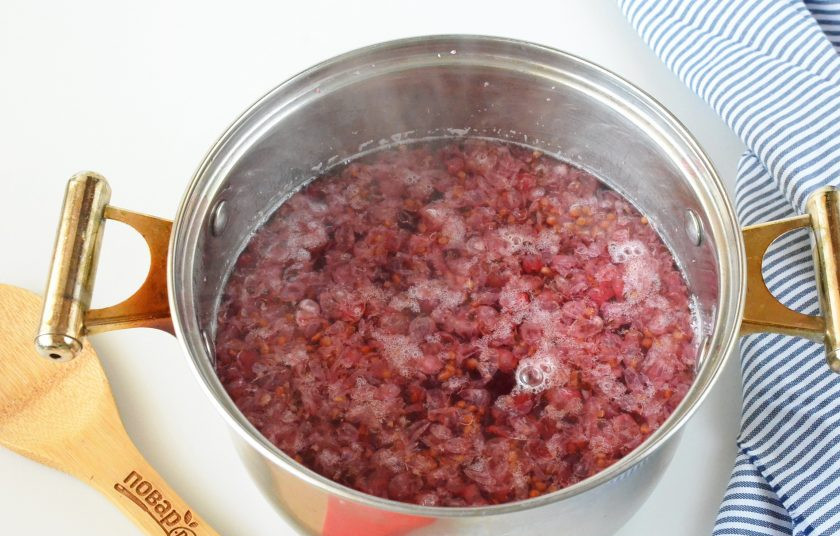 1. Этап. Морс из красной смородины: Снимите с огня, дайте остыть и настояться минут 30-40.