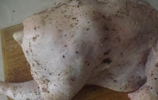 1. Этап. Курица по-азербайджански: Курицу хорошенько промываем под холодной водой, а затем натираем со всех сторон солью и черным молотым перцем.