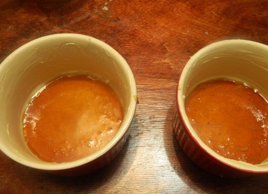 1. Этап. Флан испанский: Затем на дно формы выливаем карамель.