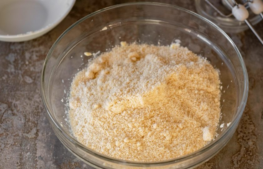1. Этап. Кето-печенье: К этой массе добавьте разрыхлитель и миндальную муку.