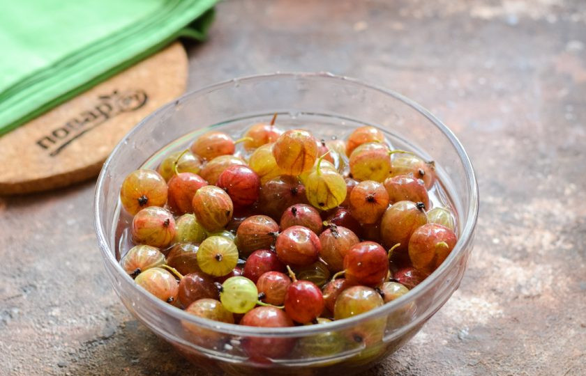 1. Этап. Варенье из крыжовника с пектином: Крыжовник вымойте и просушите, после обрежьте хвостики с обеих сторон.