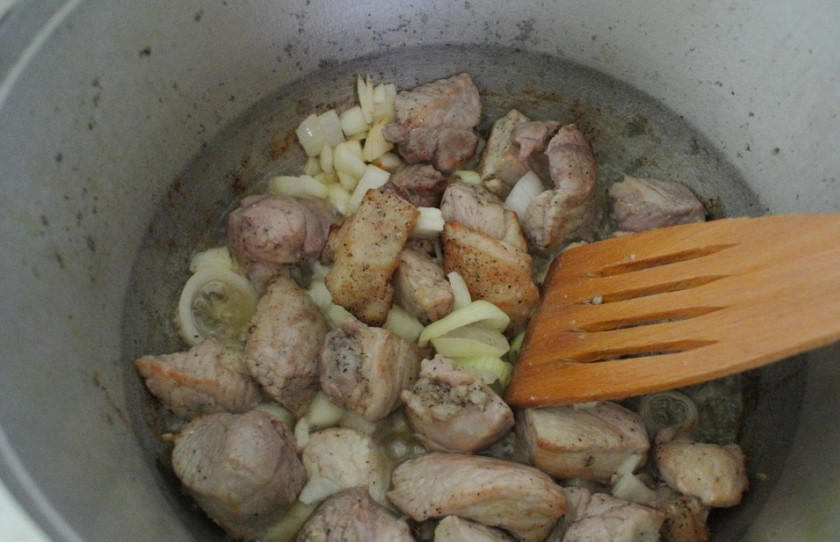 1. Этап. Жаркое из говядины с картошкой: Добавляем лук.