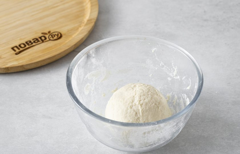 1. Этап. Вареники с вешенками: Получившееся тесто хорошенько вымесите 5 минут. Заверните в пленку и оставьте на 1 час при комнатной температуре.