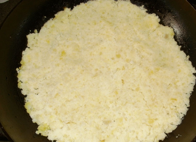 1. Этап. Картофельная запеканка с капустой в духовке: Смажьте маслом дно формы для выпечки. Выложите половину картофельного пюре.