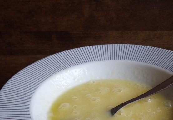 1. Этап. Тесто дрожжевое несладкое: Перемешайте яйцо с маслом до однородности.