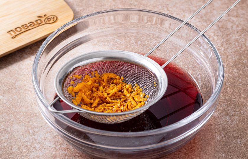 1. Этап. Кофейный пунш: Процедите вино через сито.