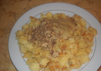 1. Этап. Пирожные на палочке: Когда наша выпечка остынет, разламываем ее на кусочки. Можно добавить раскрошенные вафельки. Добавляем сгущенку и хорошо перемешиваем.