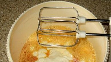 1. Этап. Заливной пирог с сайрой: Добавляем майонез со сметаной, перемешиваем. Можете взять вместо сметаны натуральный йогурт (без добавок): вкус от этого не изменится в худшую сторону.