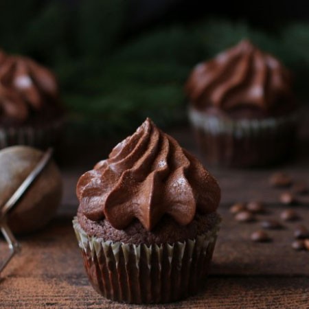 1. Stage. Curd cream for cupcakes: Apply cream to cupcakes using a pastry bag with an asterisk nozzle.