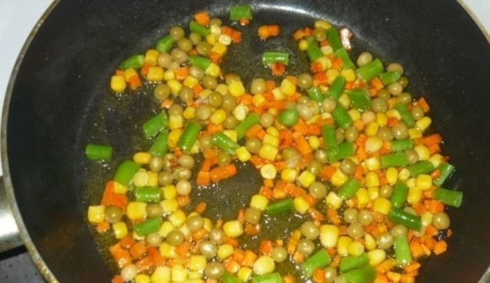 1. Этап. Паэлья овощная: 4. Овощи нужно отварить, а если используете смесь - окунуть в подсоленный кипяток на одну минуту и откинуть на дуршлаг. После этого обжарьте овощи на сковороде