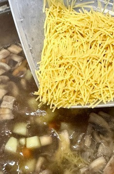 1. Этап. Суп. Из шампиньонов. Экспресс: И как только от овоще-грибного содержимого стали исходить ароматы реально грибного супа, мелкой вермишели добавил. Сколько? Я высыпал неполный стакан. На два литра вполне хватило.